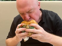 アメリカ人はなぜハンバーガーを回す？　実は「一番おいしい一口」を食べるためだった