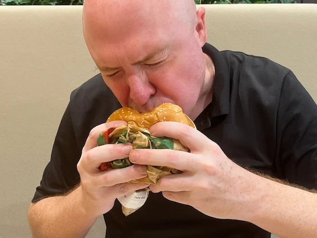 アメリカ人はなぜハンバーガーを回す? 実は「一番おいしい一口」を食べるためだった