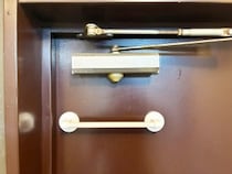 100均のタオル掛けを『玄関ドア』に設置すると快適　思わぬ使い道が正解だった！