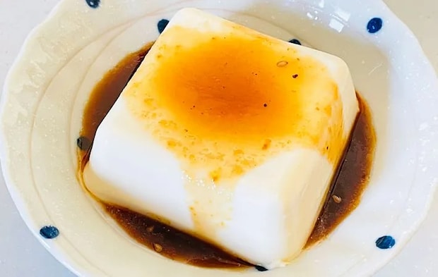豆腐に焼肉のたれをかけた画像（撮影:エニママ）　