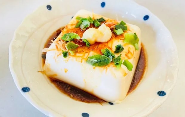 焼肉のたれ冷奴に薬味をのせた画像（撮影:エニママ）　