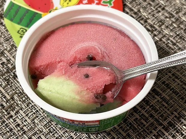 夏の定番『スイカバー』がカップに? 話題のアイスに「食感が上品」「ゆっくり楽しめる」