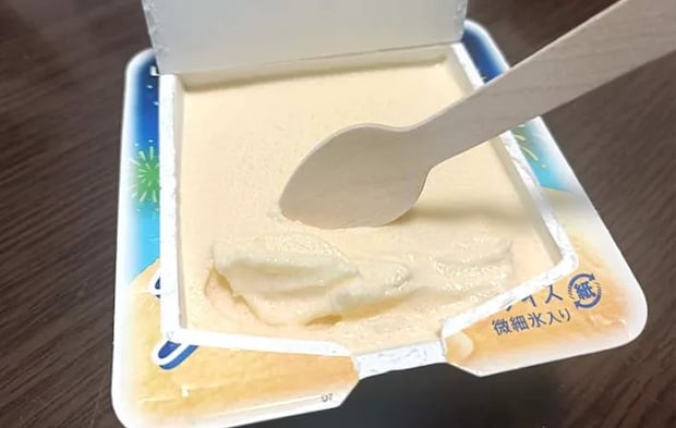 『保冷剤を入れた保冷バッグ』場合のアイスの溶け具合の写真（撮影：デジタル・コンテンツ・パブリッシング）