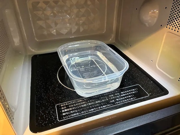 電子レンジに入れたタッパー（撮影：grapeフード編集部）