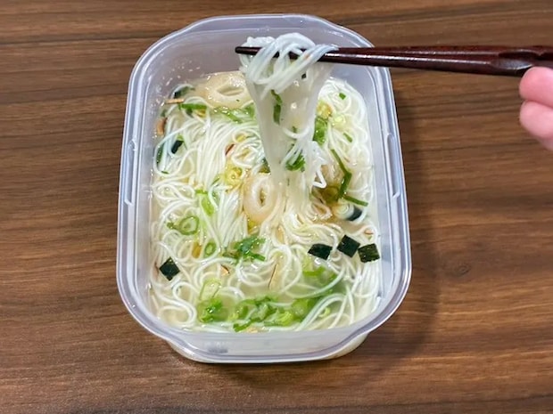 箸で持ち上げるそうめん（撮影：grapeフード編集部）