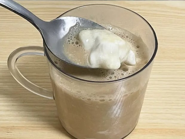 凍らせたヨーグルトとコーヒーを混ぜた写真（撮影：grapeフード編集部）