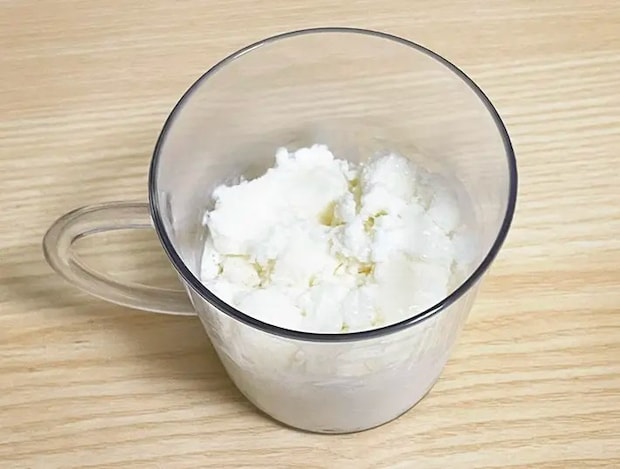 コップに凍らせたヨーグルトを入れた写真（撮影：grapeフード編集部）