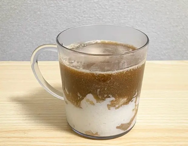 凍らせたヨーグルトにコーヒーをかけた写真（撮影：grapeフード編集部）