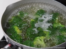 ブロッコリーは水から？お湯から？　栄養を逃しにくいゆで方がこちら