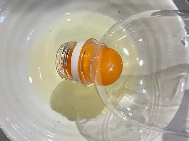 ペットボトルの口に吸い寄せられた卵黄（撮影：grapeライフハック編集部）