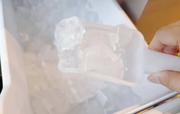 『製氷機の氷をすくう』写真（撮影：キジカク）