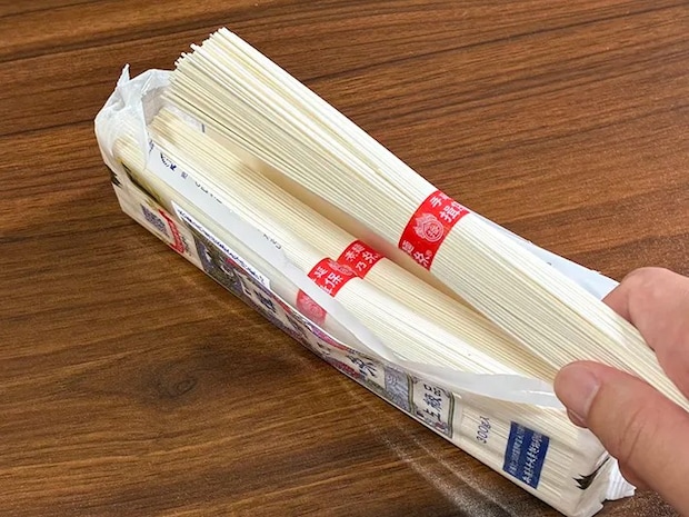 袋から取り出すそうめんの束（撮影：grapeライフハック編集部）