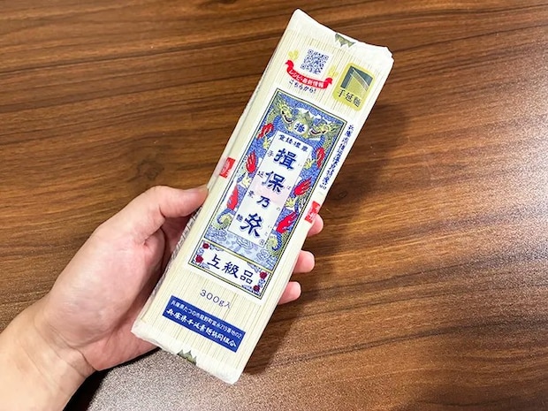 手で持ったそうめんの袋（撮影：grapeライフハック編集部）