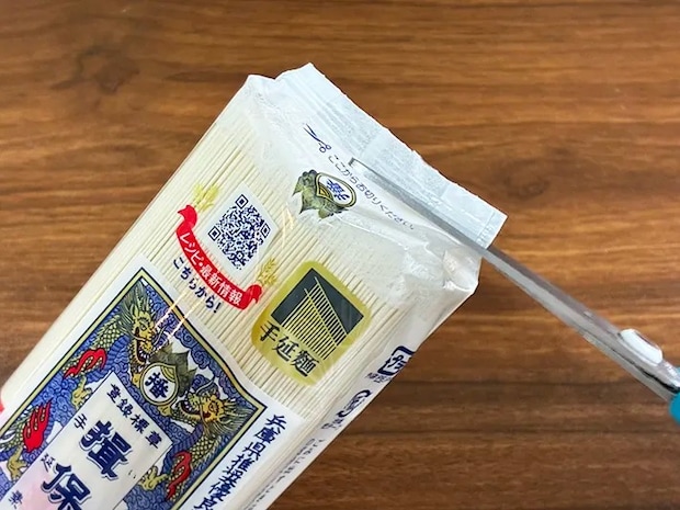 そうめん袋の上をハサミで切る場面（撮影：grapeライフハック編集部）