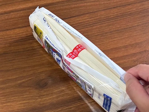 縦に開けたそうめんの袋（撮影：grapeライフハック編集部）