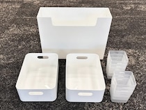 ダイソーで見つけた『白い箱』を使って収納棚を30秒DIY！　「めっちゃ整理できる」「小物がごちゃつかない」