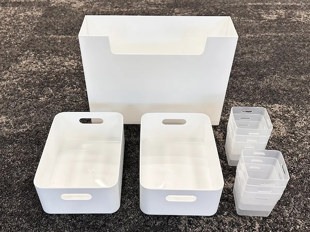 ダイソーで見つけた『白い箱』を使って収納棚を30秒DIY！　「めっちゃ整理できる」「小物がごちゃつかない」