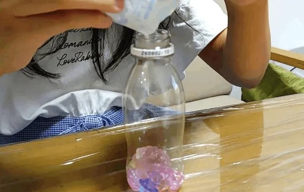 保冷剤の中身を入れている画像（撮影：エニママ）