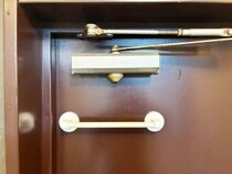 100均のタオル掛けを『玄関ドア』に設置すると快適　思わぬ使い道が正解だった！
