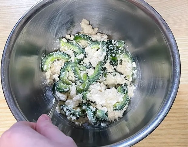 ゴーヤの白和えを作る写真（撮影：grapeフード編集部）