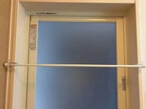 洗面所に『突っ張り棒』とフックを設置！　30秒で干し場ができる方法に「助かった！」