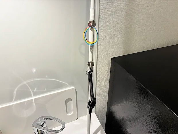 フックにかけた輪ゴムと計量スプーン（撮影：grapeライフハック編集部）