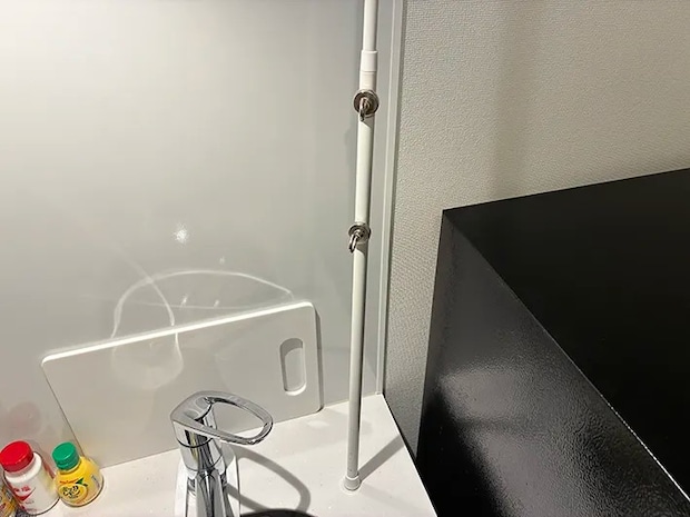 ネオジム磁石フックをつけたつっぱり棒（撮影：grapeライフハック編集部）