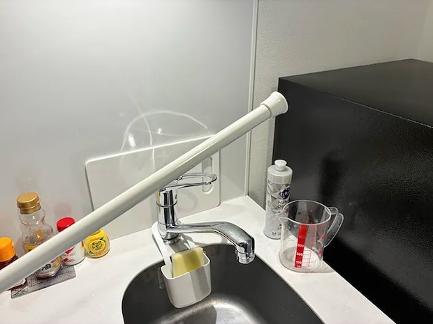 キッチンで手にするつっぱり棒（撮影：grapeライフハック編集部）