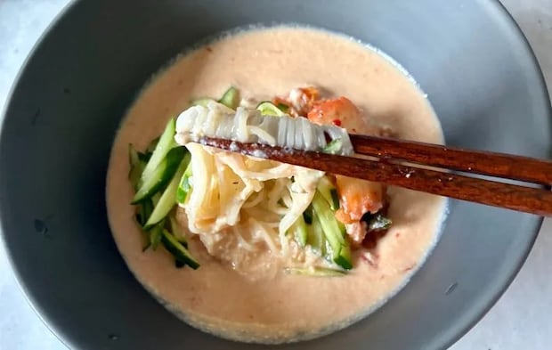 麺を箸で持ち上げる画像（撮影：エニママ）