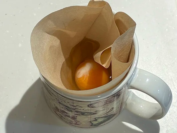 コーヒーフィルターに割り入れた卵（撮影：grapeフード編集部）