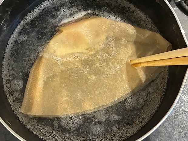 コーヒーフィルターの口を菜箸で閉じる場面（撮影：grapeフード編集部）