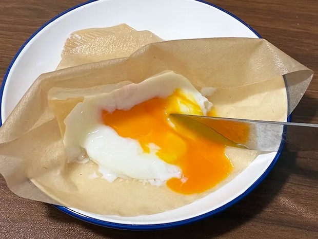 黄身を割ったポーチドエッグ（撮影：grapeフード編集部）