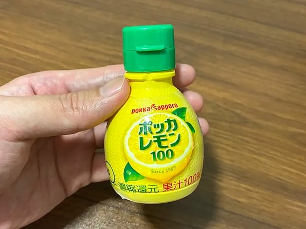 手で持ったレモン果汁（撮影：grapeライフハック編集部）