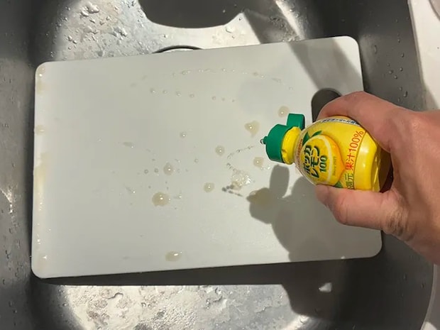 まな板にレモン果汁をかける場面（撮影：grapeライフハック編集部）