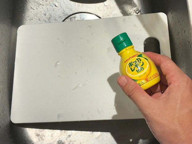 レモン果汁、まな板洗いで使えます　かけて水で流すと「ニオイがスッキリ！」