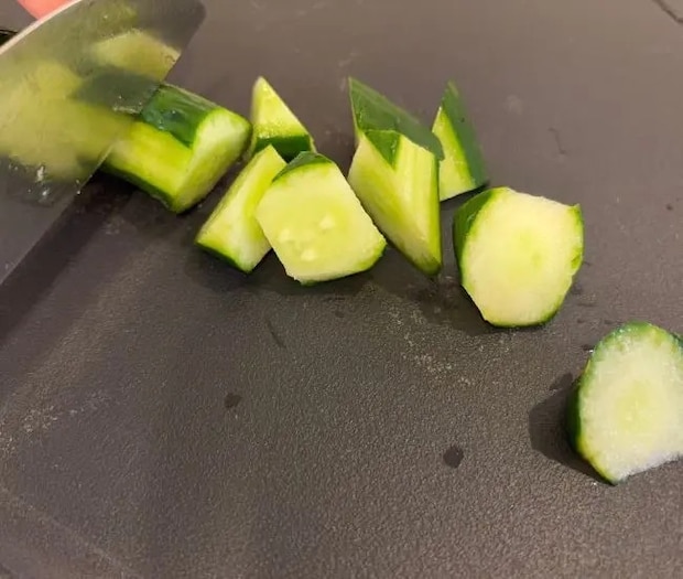 キュウリを切った様子（撮影：grapeフード編集部）