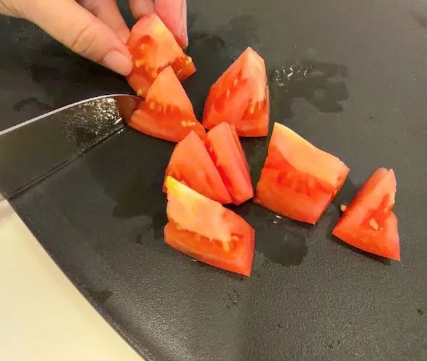 トマトをカットした様子（撮影：grapeフード編集部）