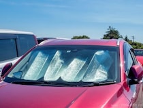 夏場の車、フロントガラスにサンシェードはつけた方がいい？　JAFが検証