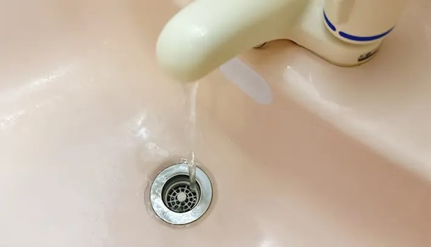 洗面台のゴミ受けと水の写真（撮影：grapeライフハック編集部）