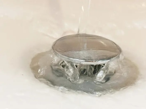 水を受ける洗面台のゴミ受けの写真（撮影：grapeライフハック編集部）