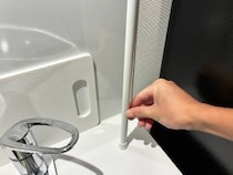つっぱり棒は『縦』に置くと便利！　1分で試せるキッチン収納術が「快適！」
