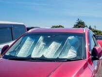 夏場の車、フロントガラスにサンシェードはつけた方がいい？　JAFが検証
