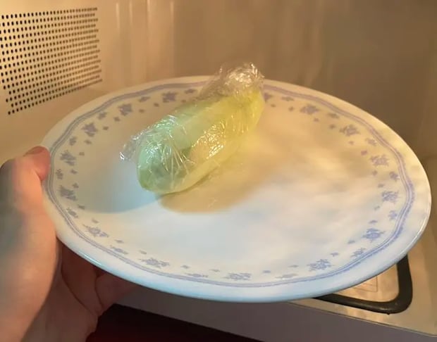 ナスを電子レンジで加熱する写真（撮影：grapeフード編集部）