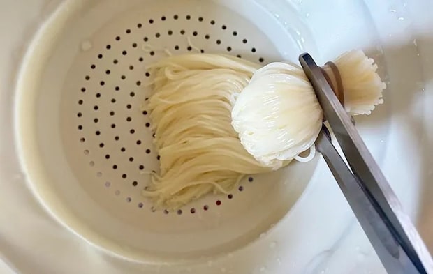 そうめんの端を切る画像（撮影：エニママ）