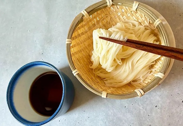 そうめんを箸で持ち上げる画像（撮影：エニママ）