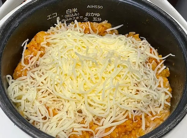 チーズをかけた写真（撮影：grapeフード編集部）