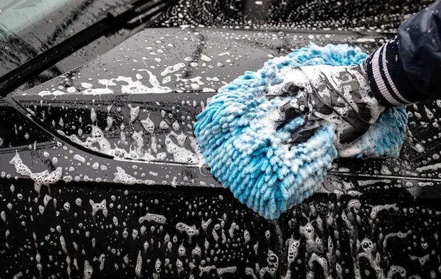 『清掃用雑巾で洗われている車体』の写真