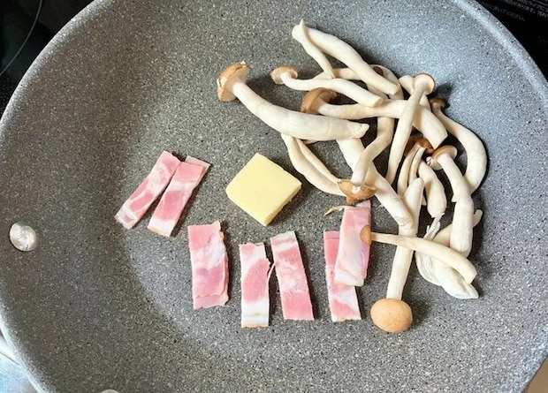 フライパンで具材を炒める画像（撮影：エニママ）