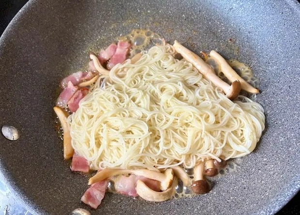 フライパンにそうめんを加える画像（撮影：エニママ）