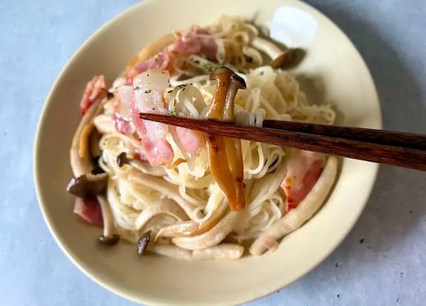 箸でそうめんを持ち上げる画像（撮影：エニママ）